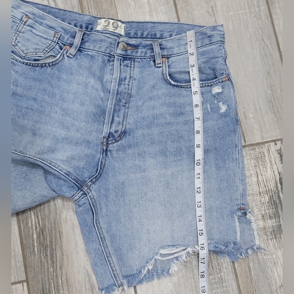 Free People "We the Free" Distressed High-Rise Denim Shorts - Picture 16 of 16
